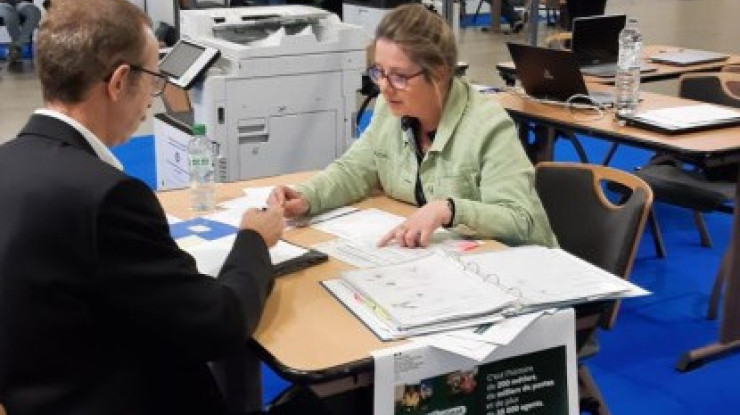 Sylvie Menat, conseillère du CVRH de Clermont-Ferrand au salon Handisup