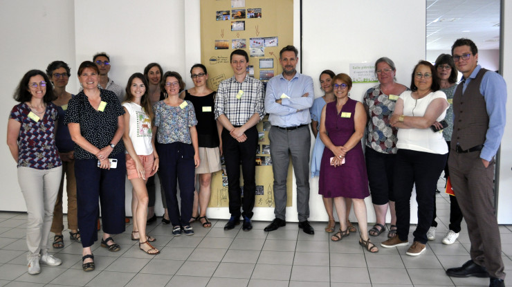 Cédric Ringenbach entouré de l'ensemble des fresqueurs de la DDT et du CVRH de Mâcon
