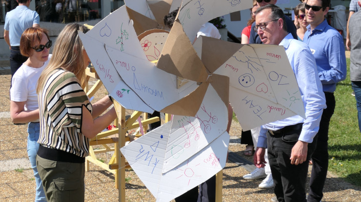Mais que font-ils? ne serait-ce pas une éolienne? 