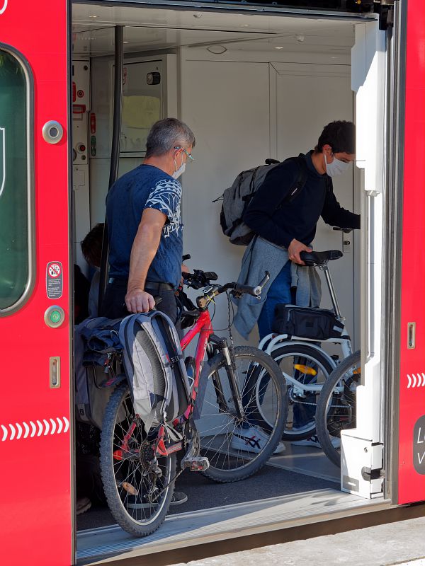 Cyclistes et vélos dans un TER sur un quai de la gare de Pessac