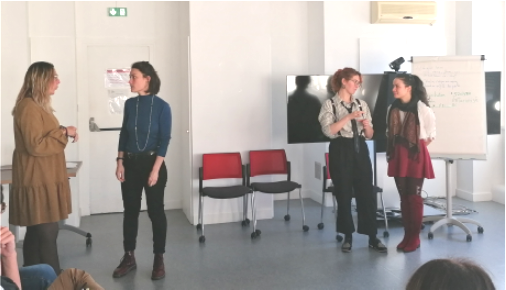 Quatre personnes sont debout. Elles