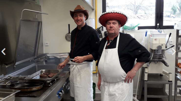 Olivier et Joël les cuisiniers du restaurant. Rassurez-vous, ils ne portent pas cette tenue tous les jours !
